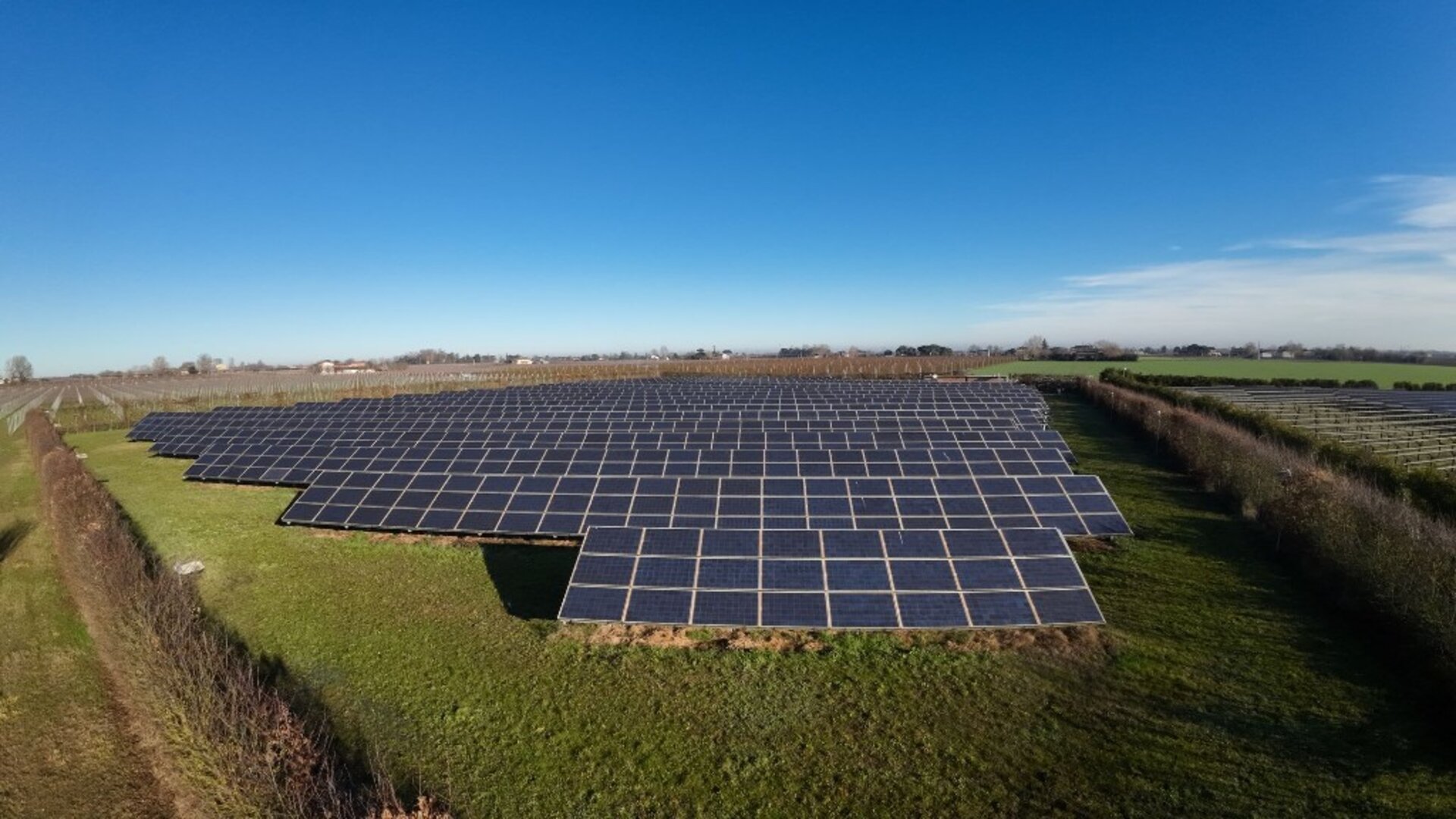 Impianto fotovoltaico industriale visto dall'alto