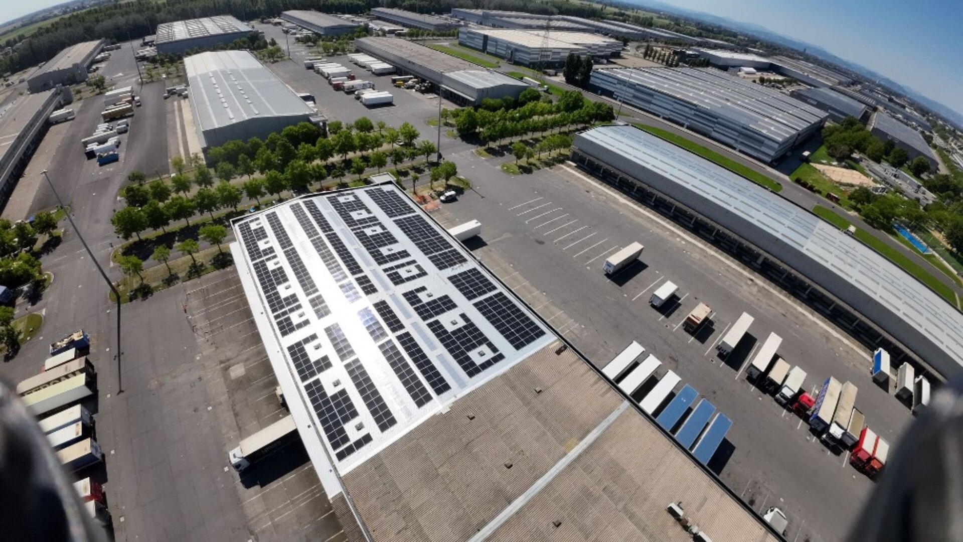 Manutenzione e pulizia pannelli su impianto fotovoltaico aziendale