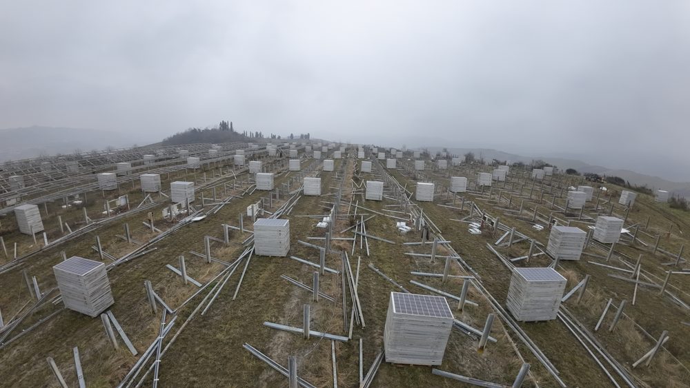 Smaltimento moduli fotovoltaici: pannelli impilati e strutture smontate in cantiere